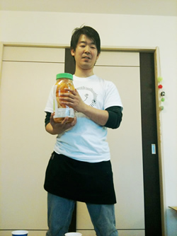 最後にホワイトリカーにみかんをつけてみかん酒の完成!3ヵ月後に飲めるようになるようです。
