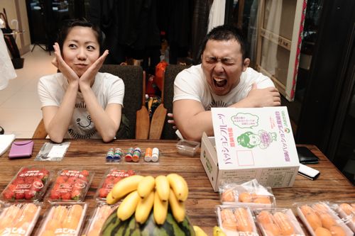 すっかり受付が板についてきたプロレスラーひできと、今回初のできる美女こばちゃん