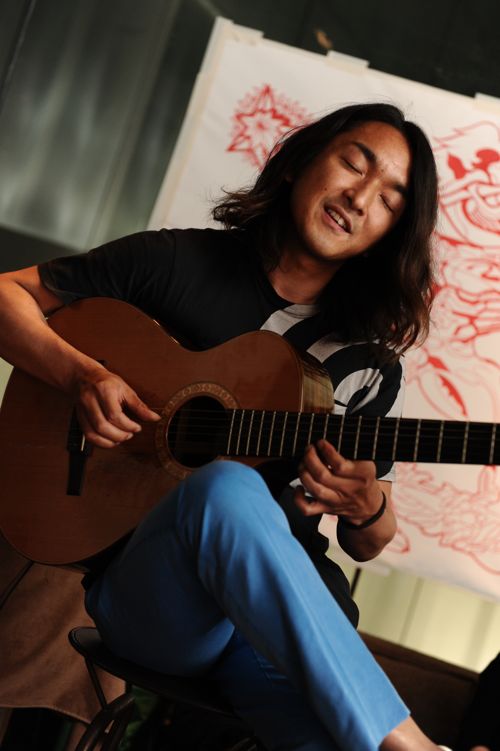 飛び込みで駆けつけてくれたJazzギタリスト小沼ようすけさん。音と遊ぶように弾き語ります。