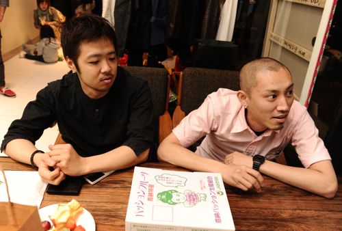 あれ?受付が変わってる?この二人、6/19に原宿DESIGN FESTAにて1日限りのOVERSTOREのリアル店舗開催!