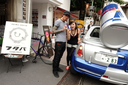 AkilaくんとRed Bullガール。車を乗り付けて、イベントを楽しんでました(笑)