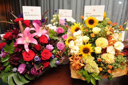 Akil<br />
aを応援してくれる多くの企業様からも多くのお花が。本当に有り難い事です。