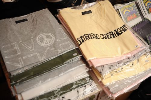 あわせてAkila自身がプロデュースするツアーTシャツ。OVERSTOREで入手が可能だ。