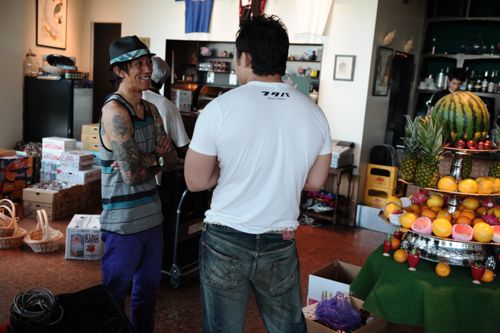 フタバレコーズのAkilaとHideki、談笑。