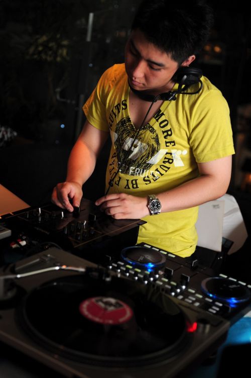 オープニングアクトはDJ PIRO.