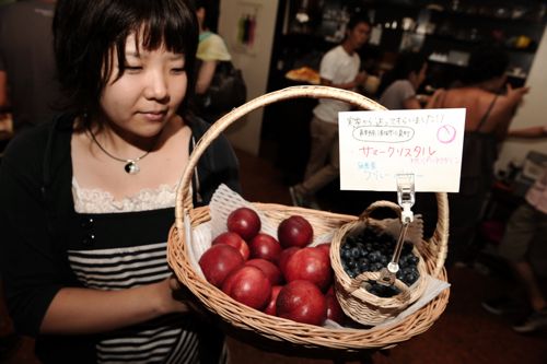 チームむかごの植木さん、実家のネクタリンとブルーベリーをサービス!