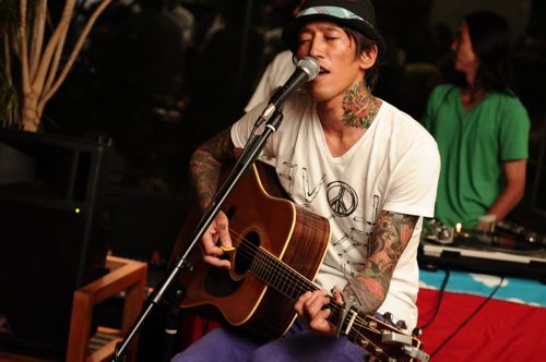 アルバムSTARTING OVER AGAINからSmile in the rain。聞かせるな〜♪