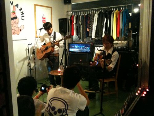 MADBUNNYが応援しているアコースティックユニットTONITE。ギターも歌も盛り上がりました!