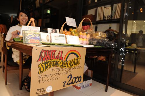 受付は頼もしい小林紘子さん。イベントのMCなどもやっています。