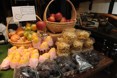 今回から本格的にフルーツの販売も。イベントで美味しかったら買って行ってやー!