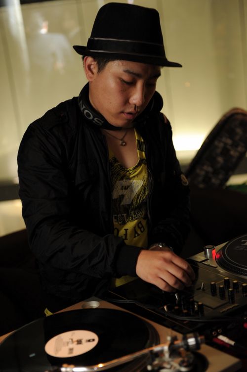 スタッフでもありラウンジDJとしても活躍するPIRO。