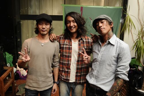 左からディジュリドゥ奏さん、JAZZギタリスト小沼ようすけさん、そしてフタバレコーズからAkilaくん。ライブ最高でした!