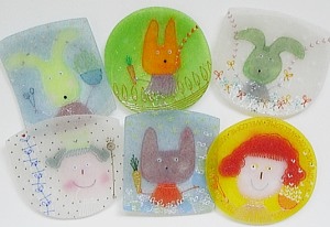 水吉郁子*ガラスの顔のお皿