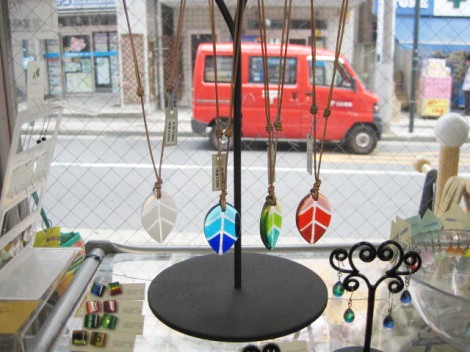 glass hoppers 芳賀紀子作 葉っぱのペンダント