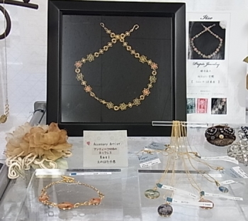 ltse*えのはた千恵「アンティーク切手ジュエリー・紙の宝石展」