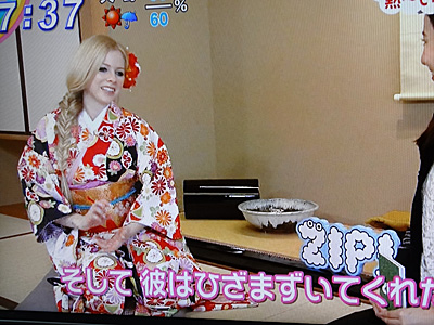 アヴリル ラヴィーンさんがセパレート着物を着てくれました Zip にて 海外で気軽に着物を着ませんか セパレート着物 ワンタッチ帯の和あらいや
