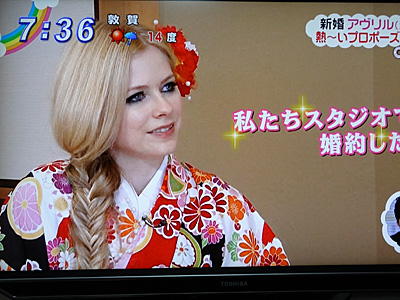 アヴリル ラヴィーンさんがセパレート着物を着てくれました Zip にて 海外で気軽に着物を着ませんか セパレート着物 ワンタッチ帯の和あらいや