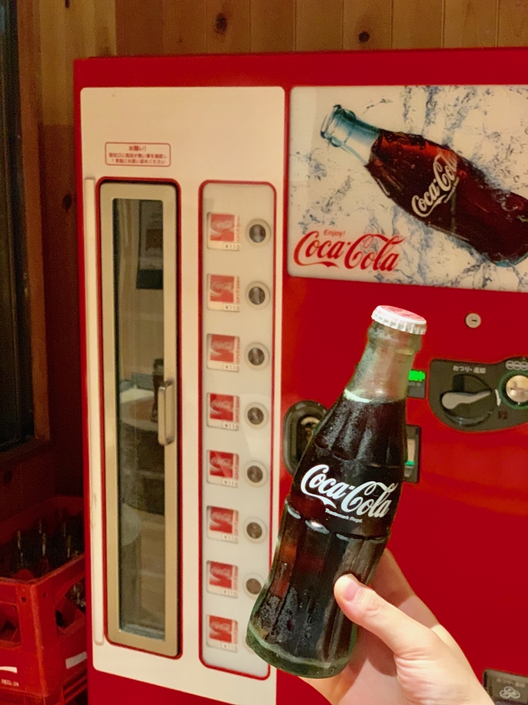 貴重な瓶コーラの自動販売機 湯回廊通信