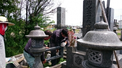 や