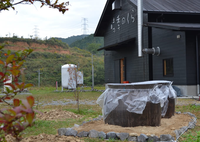 地中に半分埋められた甕