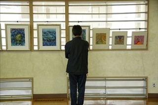 静かに鑑賞