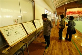 作品に見入る島の人