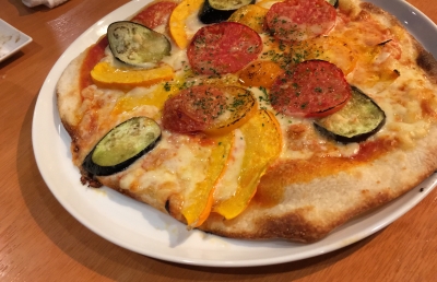 野菜ソムリエ坂野さんの作った野菜を使った夏野菜のピザ