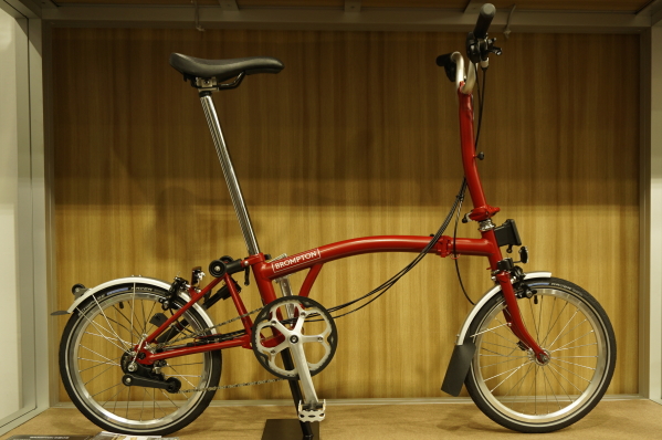 メタリックグラファイトとハウスレッド Newカラーの2020Brompton