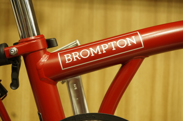 メタリックグラファイトとハウスレッド Newカラーの2020Brompton
