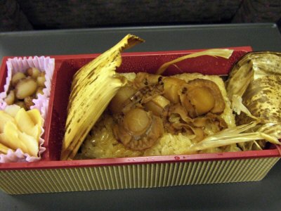 JR品川駅構内商業施設エキナカecuteエキュートで買ったホタテおこわ弁当つばめグリル