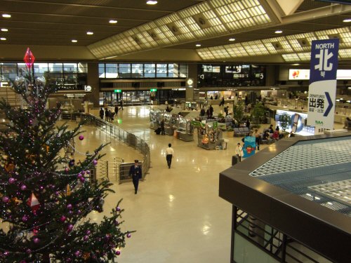 クリスマスの飾り付けがされた成田空港第2旅客ターミナルビル出発フロアー:スペイン旅行記