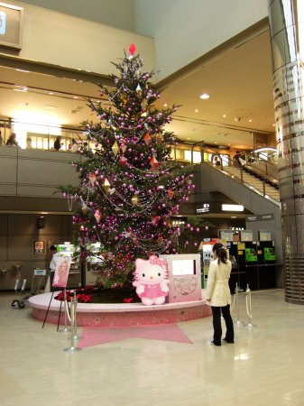 成田空港第2旅客ターミナル出発フロアー巨大クリスマスツリーはハローキティーhellokitty