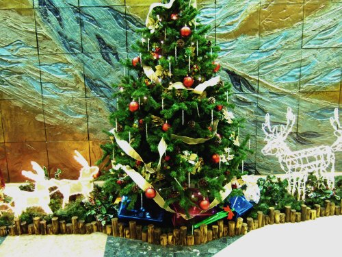 成田空港周辺ホテルホテル日航ウインズ成田フロントロビーのクリスマスツリー:スペイン旅行記