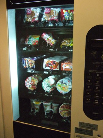 成田空港周辺ホテルホテル日航ウインズ成田1階フロントロビーカップ麺の自販機