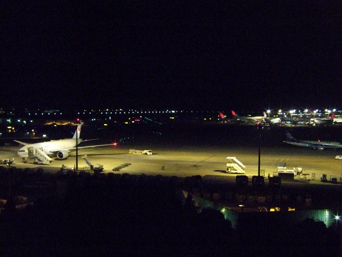 ホテル日航ウインズ成田から見た夜景。夜の成田空港第2旅客ターミナル:スペイン旅行記