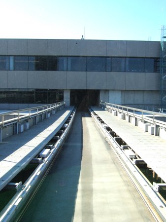 成田空港第2旅客ターミナルサテライトへの連絡用電車連絡用シャトルシステムから見た風景