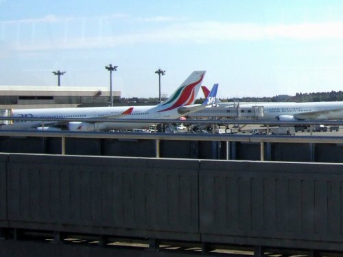 成田空港第2旅客ターミナルサテライトへの連絡用電車連絡用シャトルシステムから見た風景Srilankan Airlines A-340-300