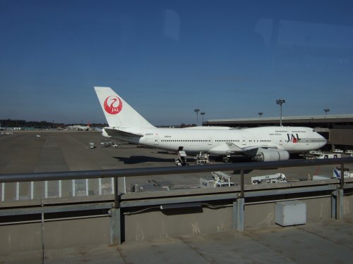 成田空港第2旅客ターミナルサテライトへの連絡用電車連絡用シャトルシステムから見た風景日航JAL日本航空B747-400 JA8071Japan Airlines