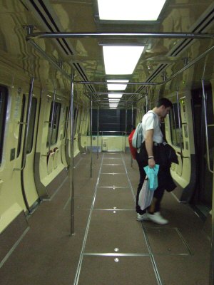 成田空港第2旅客ターミナルサテライトへの連絡用電車連絡用シャトルシステム車内の様子:スペイン旅行記