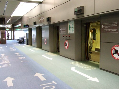 成田空港第2旅客ターミナルサテライトへの連絡用電車連絡用シャトルシステムサテライト側の乗降場:スペイン旅行記