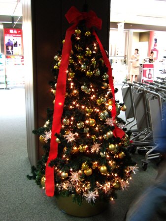 成田空港第2旅客ターミナルサテライトにもクリスマスの飾り付けクリスマスツリー:スペイン旅行記