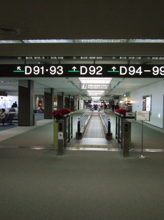 成田空港第2旅客ターミナルサテライトの動く歩道:スペイン旅行記