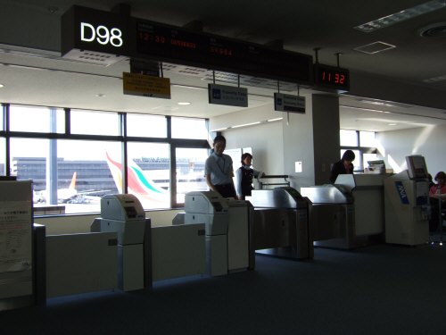 成田空港第2旅客ターミナルサテライトD98スポット:スペイン旅行記