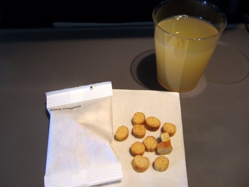 機内サービス(ちょっとしたおつまみと飲み物サービス)スティック状細長いパンのようなクラッカーのような食感のフランスパンのようなお菓子crosti oreganoイタリアでいうグリッシーニgrissini?:スペイン旅行記