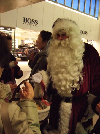 デンマークコペンハーゲン国際空港(CPH)ターミナル2にサンタクロースの本場北欧のサンタさんメリークリスマス。トナカイはいなかった