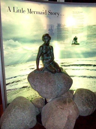 A Little Mermaid Story人魚の姫(人魚姫)デンマークの童話作家ハンス・クリスチャン・アンデルセン童話港にあるはずの人魚姫のブロンズ像世界三大がっかり名所