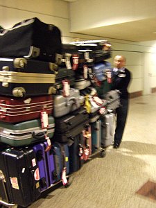 スペインマドリードバラバス国際空港。ロストバゲ−ジは無し。スーツケースを山積みにして運ぶ空港ポーター