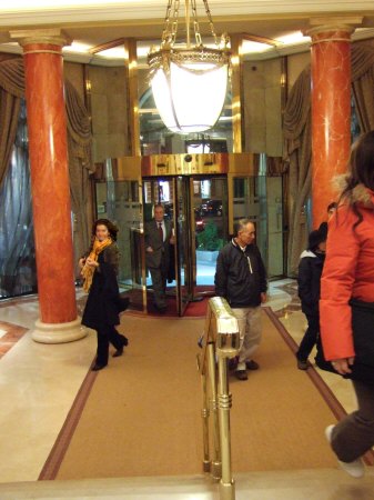 スペインマドリードマドリッドホテルウエリントンウェリントンHOTEL WELLINGTON五つ星ホテルフロント前ロビー1階ロビーからホテル正面玄関回転扉
