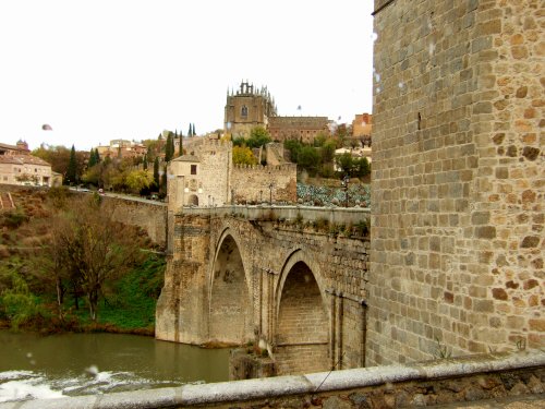 スペインマドリードマドリッドから世界遺産トレド(世界自然遺産)。Toledoトレド旧市街タホ川をまたぐサン・マルチン橋魅惑のスペイン