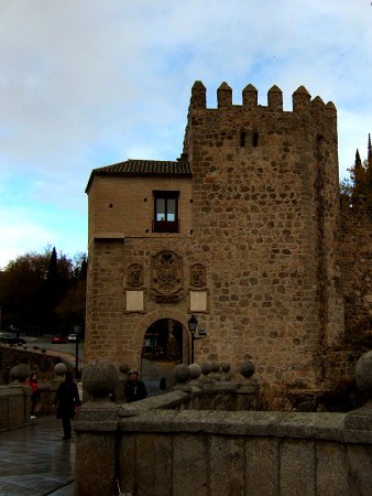 スペインマドリードマドリッドから世界遺産トレド(世界自然遺産)。Toledoトレド旧市街サンマルティン橋ハプスブルグ家の紋章